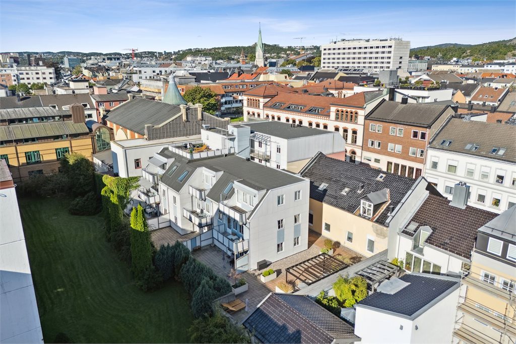 Det er felles inngang fra Kongens gate, så kommer du inn til bygget som er Plasset i bak hagen. 