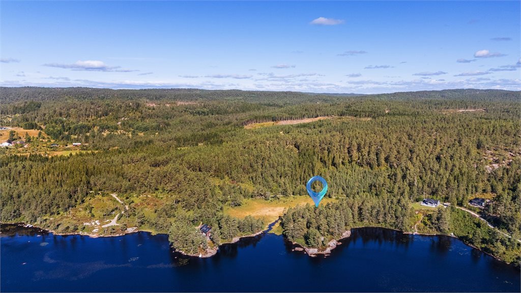 Tomten er i nærheten til et etablert hyttefelt med flere fritidsboliger i nærområdet.