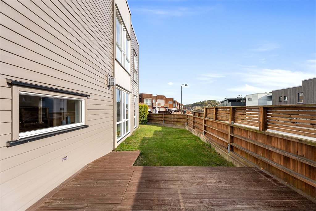 Flott uteplass med terrasse og grøntområde.