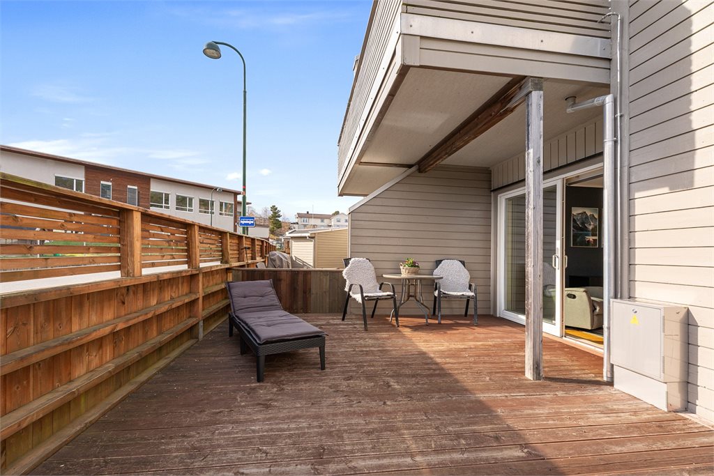 Enkel tilgang mellom kjøkken og uteplass, perfekt for middag ute på fine soldager! 