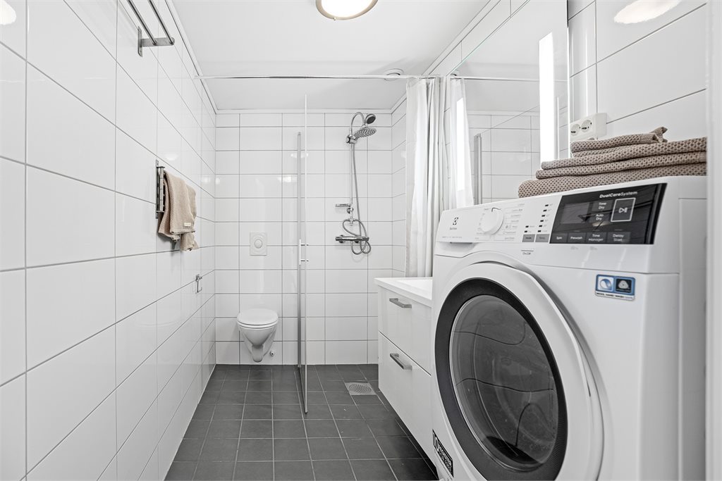 Badet er helfliset i moderne fliser, behagelige varmekabler i gulv. 