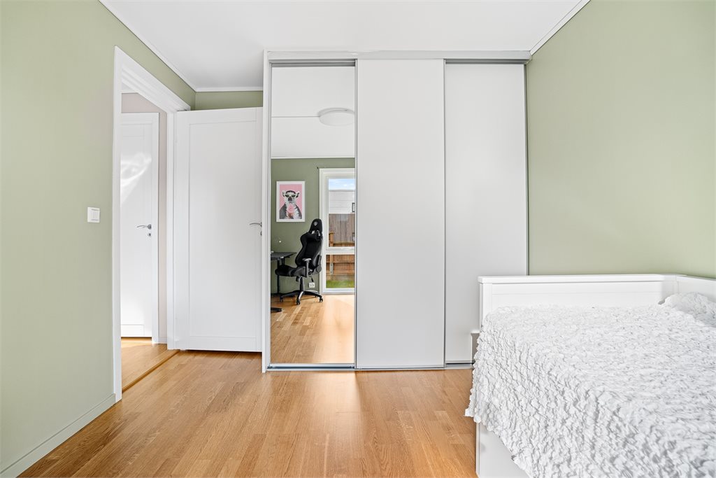 Innredet med romslig garderobe.