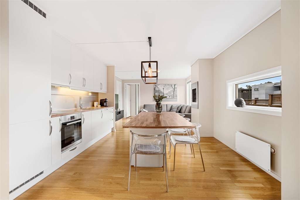 Det er åpen løsning mellom stue og kjøkken som skaper en god og luftig følelse. 