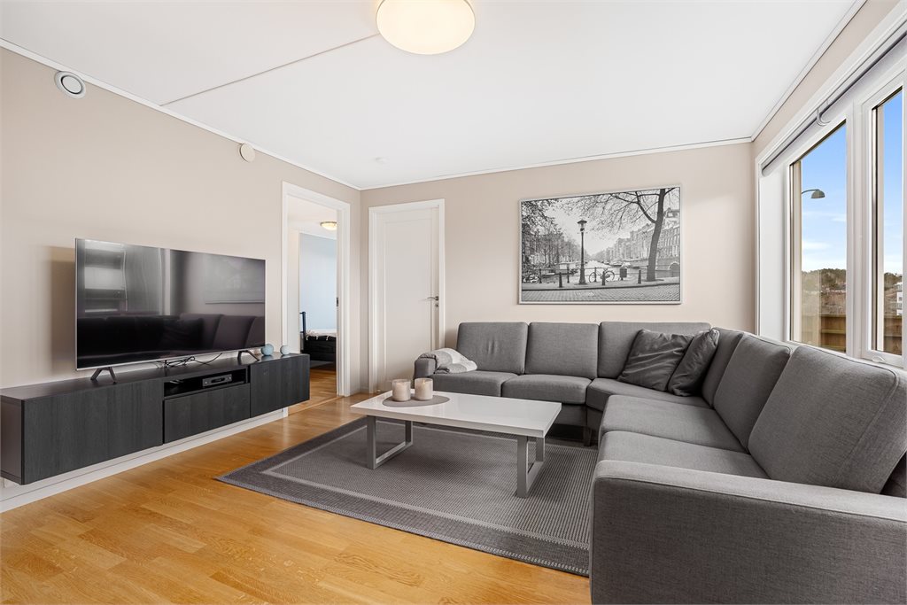 I stuen har du god plass til romslig sofagruppe. 