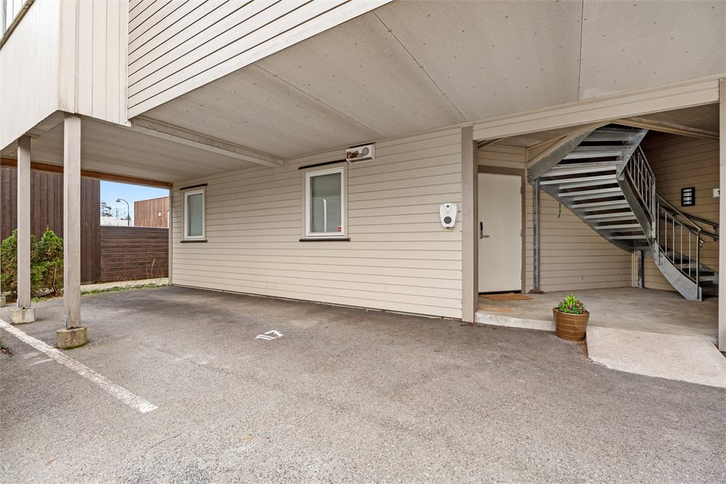 Leiligheten disponerer plass nr17, her er det montert elbillader. 