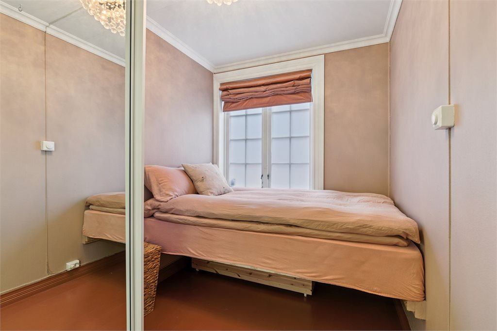 Soverommet er malt i en dus og behagelig farge. 