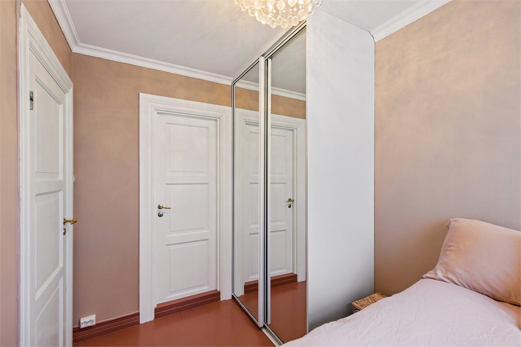 Innredet med romslig garderobe. 