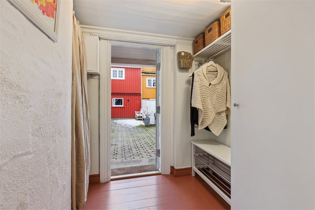 Her har du plass til å henge fra deg yttertøy.