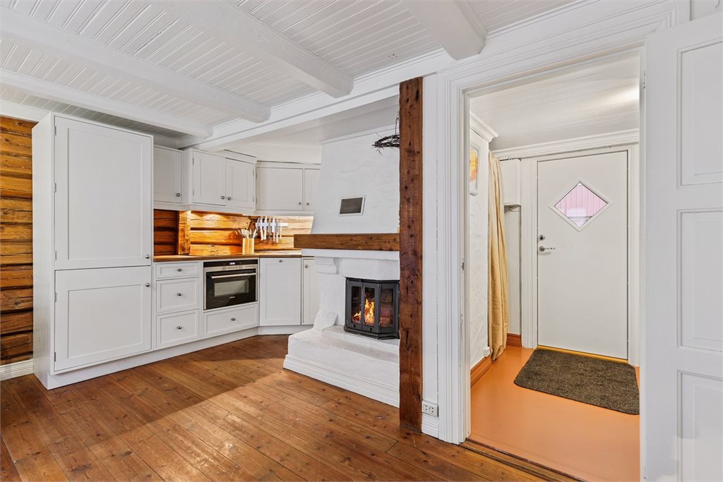 I stuen har du også en koselig peis som varmer godt i kjølige måneder. 