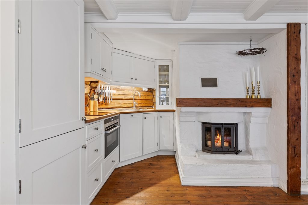 Praktisk plassert i hjørnet av rommet for å optimalisere plassen!