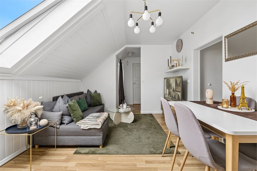 Stue: Lys og trivelig stue med skråtak og en lun atmosfære.