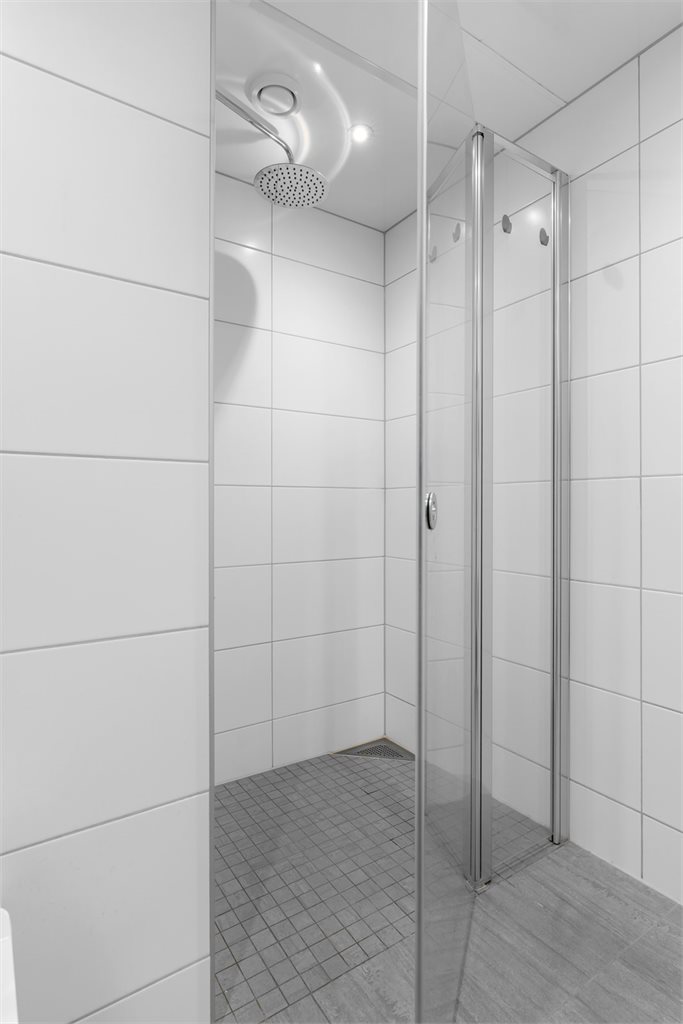 Praktisk bad med god dusjløsning.