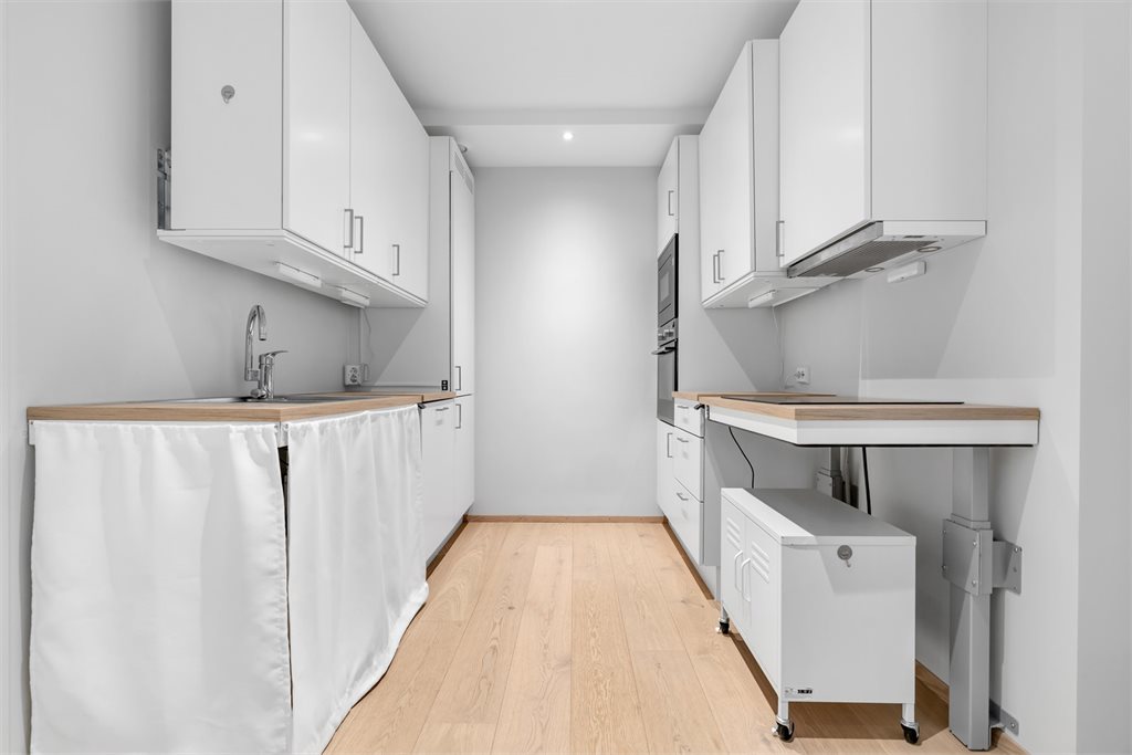 Praktisk kjøkken med god oppbevaringsplass.