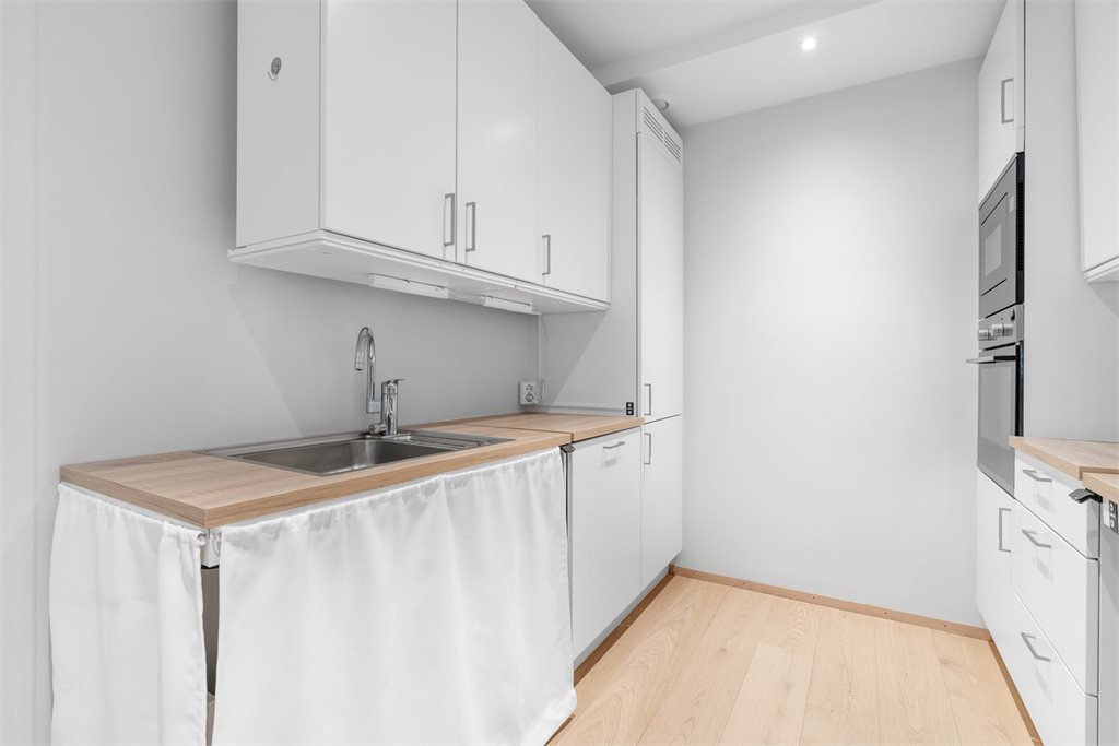 Praktisk kjøkkenbenk som kan heises opp og ned.