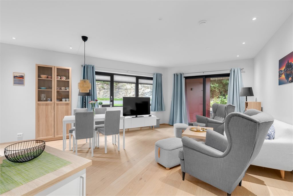 Romslig stue med plass til sofagruppe.