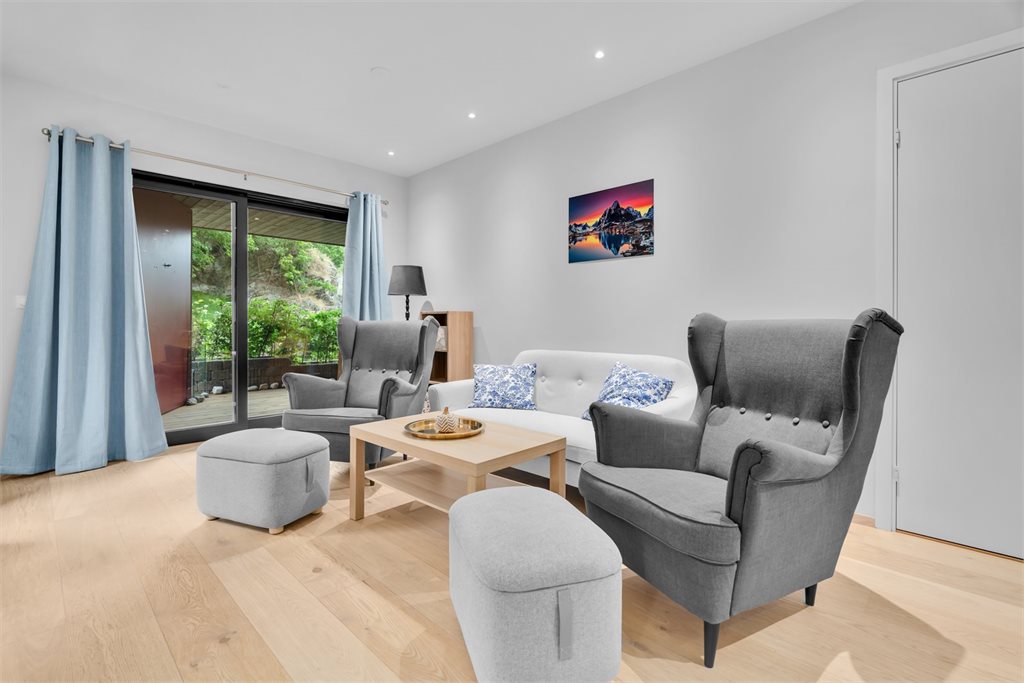 Stue med utgang til terrasse.