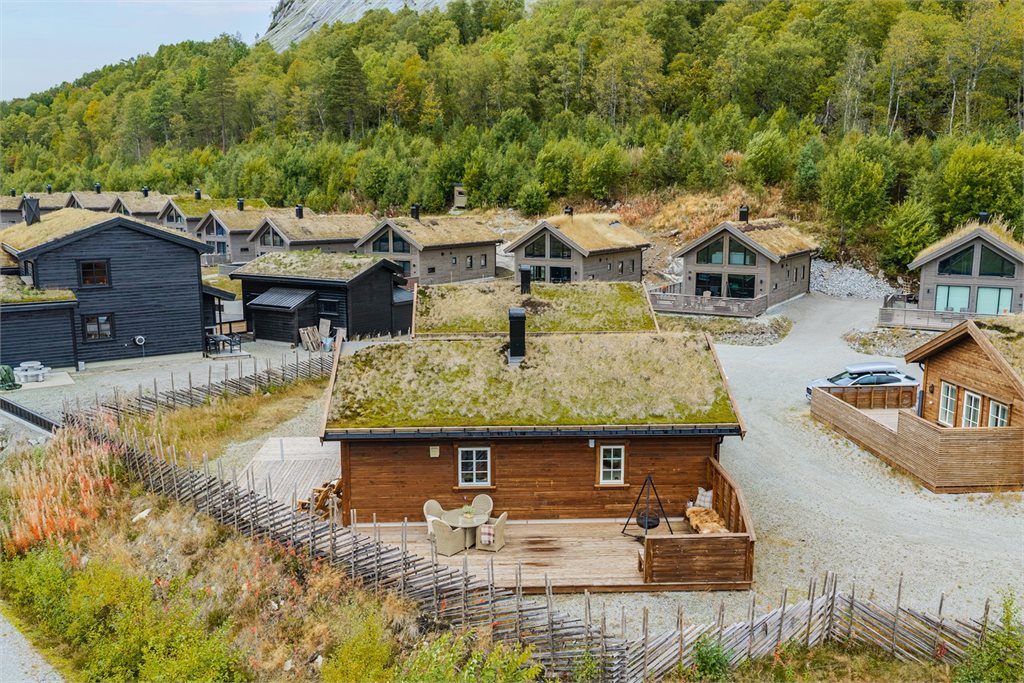 Hyttas store terrasse gir rikelig med plass til flere hyggelige uteplasser.