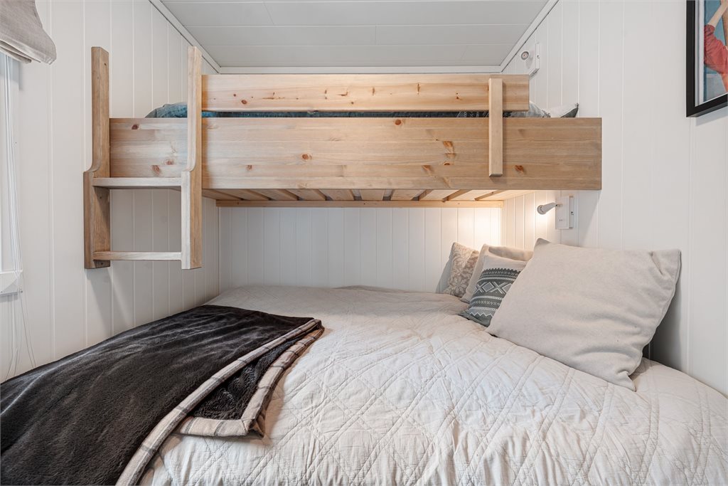 Soverom med plassbygget familiekøye gir god utnyttelse av arealet og flere sengeplasser.