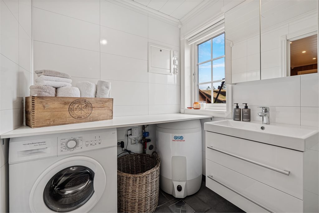 Badet har også opplegg for vaskemaskin – praktisk for lengre opphold på hytta.