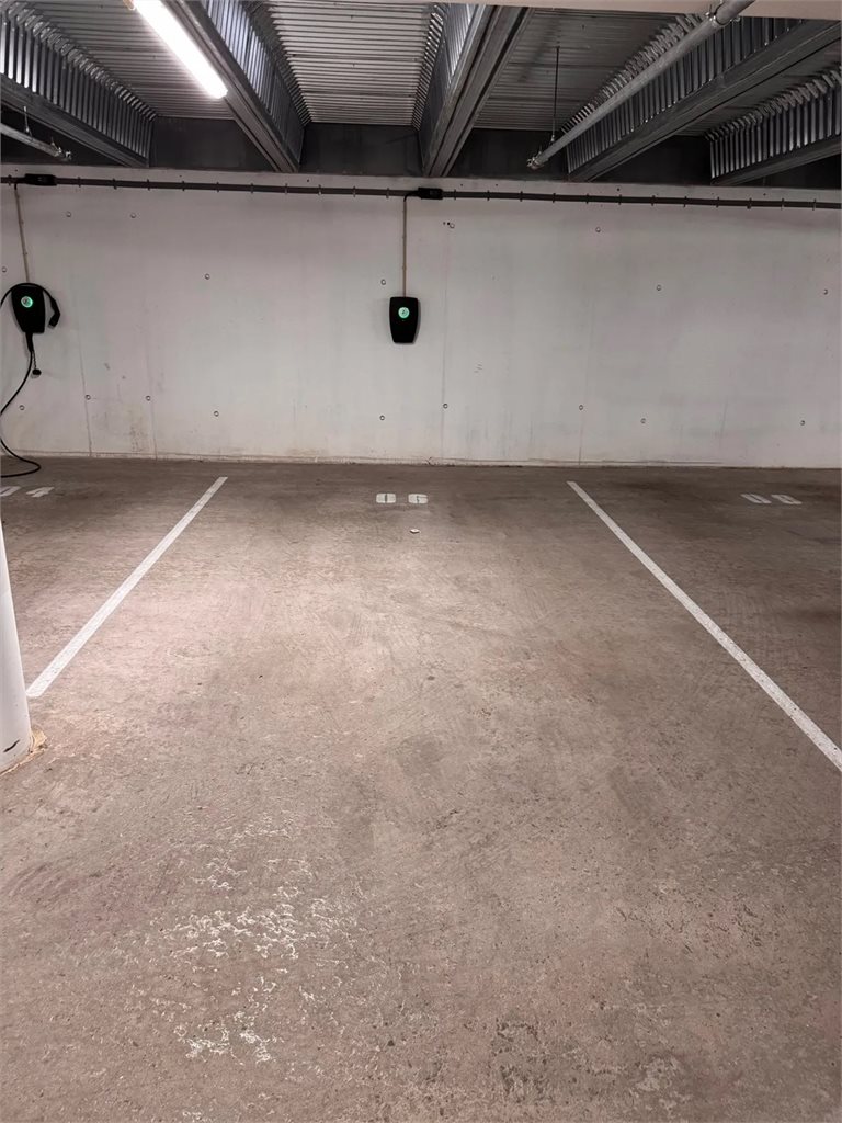 Det medfølger garasjeplass med el-billader. 