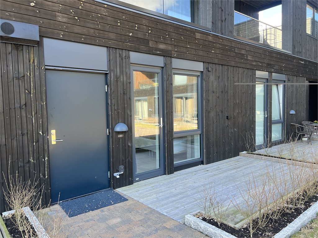 Uteplass ved inngangen 