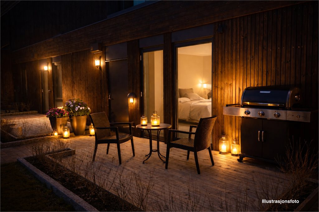 Illustrasjonsfoto - uteplass ved inngangen 