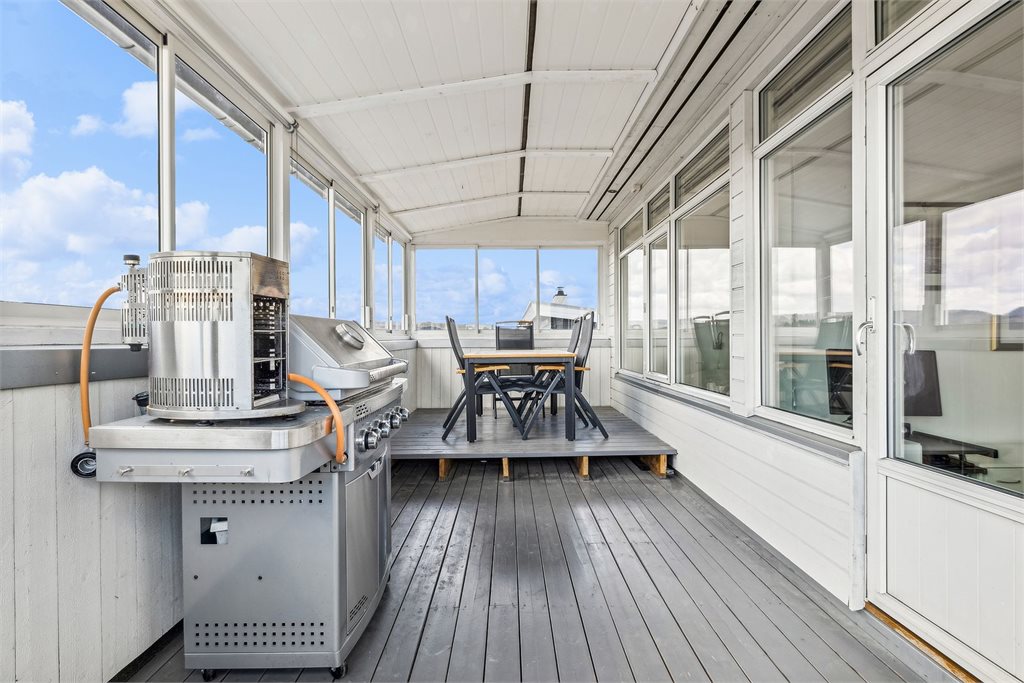 Fra trappegang i 2. etasje er det utgang til innglasset veranda.