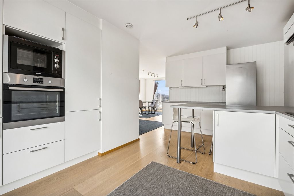 Det er godt med skap- og benkeplass på kjøkkenet. Et praktisk kjøkken med flere gode detaljer.