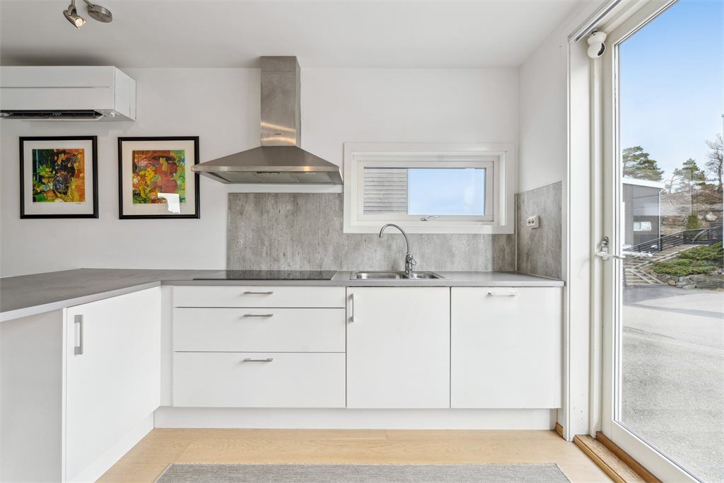 Integrerte hvitevarer som stekeovn, mikrobølgeovn, oppvaskmaskin og koketopp.