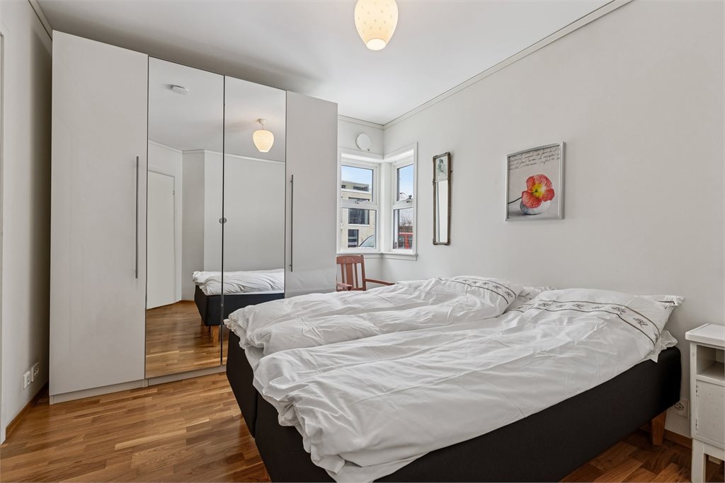 Soverom 1. God plass til dobbeltseng og garderobeskap.