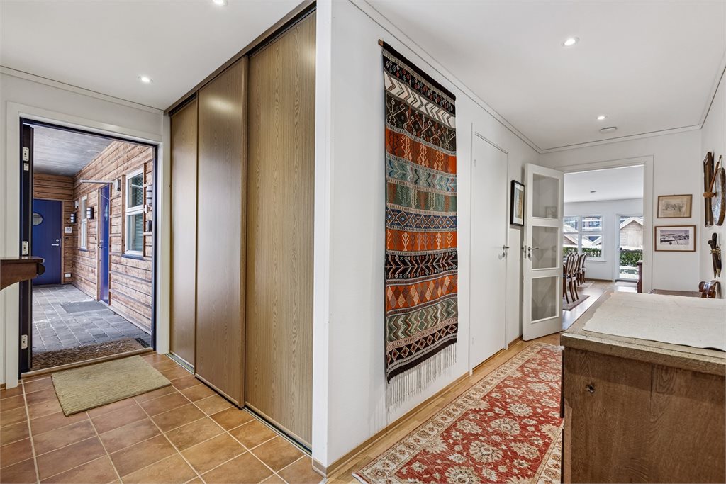 Inngangspartiet har godt med plass i skyvedørsgarderobe. Herfra har du adgang til soverommene, deretter videre til bad og ut i stue/spises
tue og kjøkken.