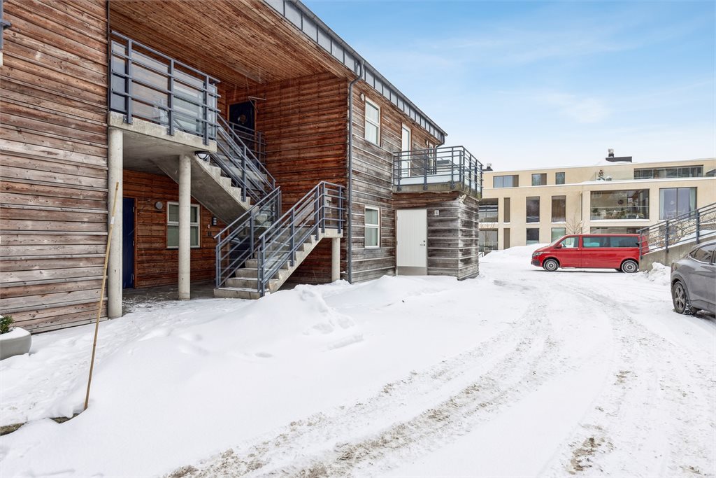 Det er også gjesteparkering tilknyttet sameiet. På langsiden av bygget, disse vises på visning.