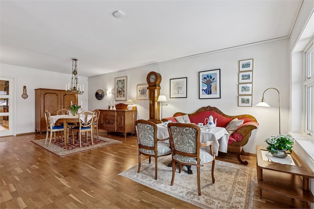 Stuen er lys og med store vindusflater får du en god romfølelse.