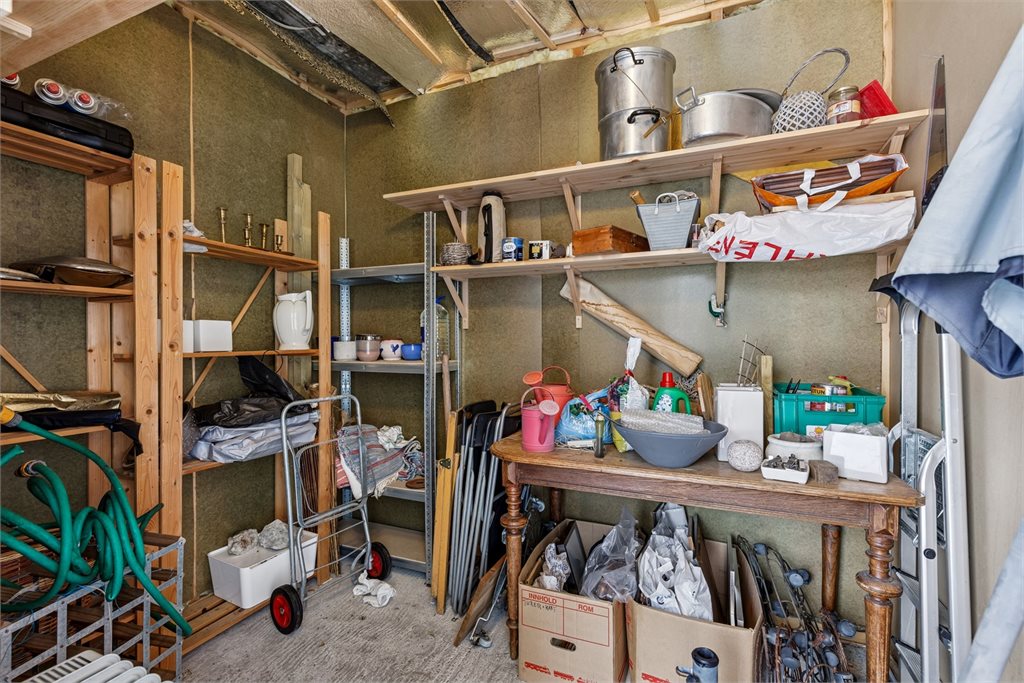 Redskapsbod ute fra platting.