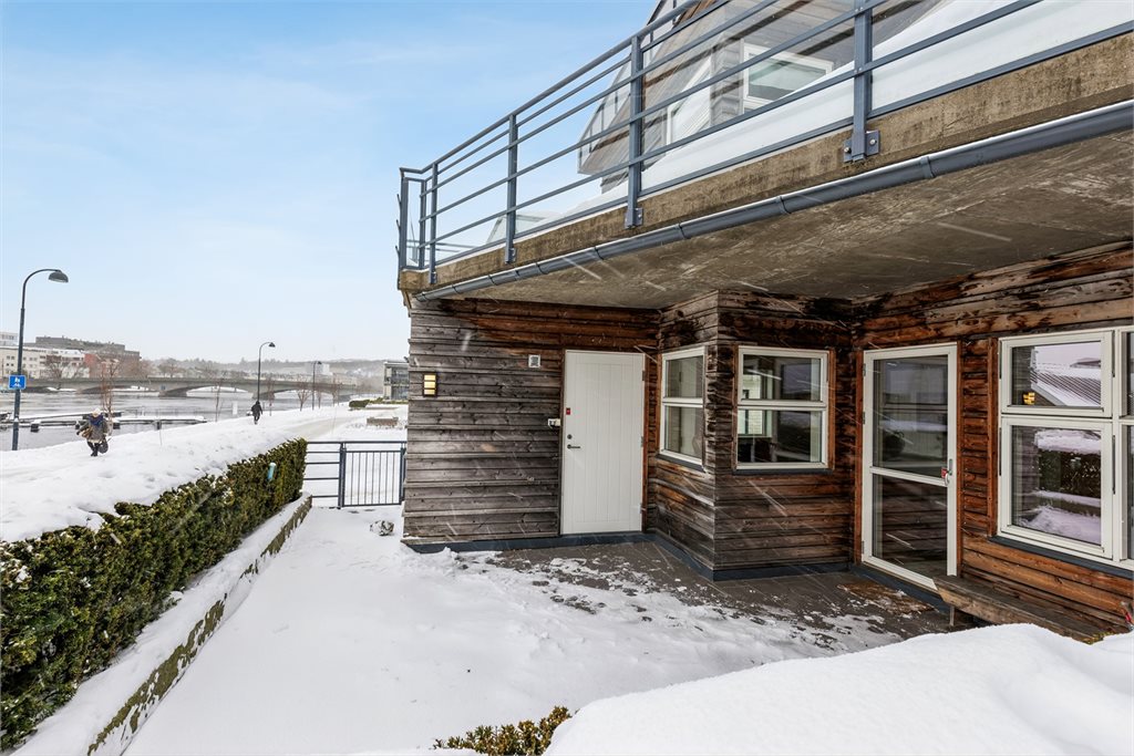 Praktisk med stor redskapsbod utenfor til hagemøbler og diverse. Det er også port til venstre, meget praktisk om du kommer gående.