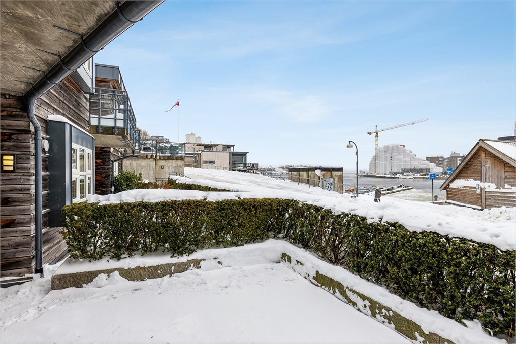 Det er god plass til hagegruppe på platting - her er det også gode solforhold.