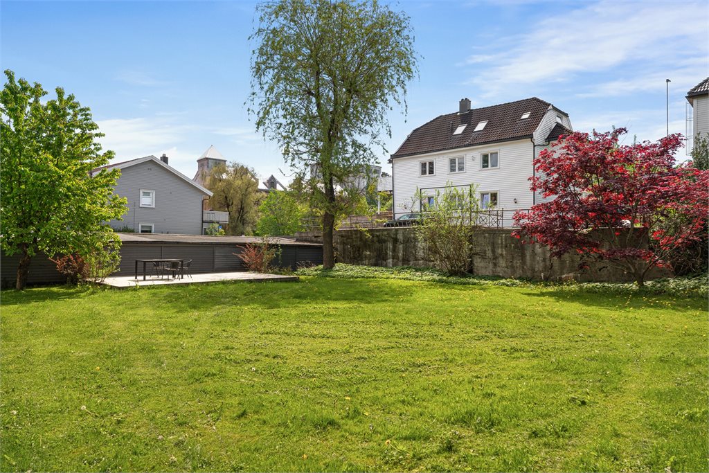 Pent opparbeidet felles uteområde med gressplen