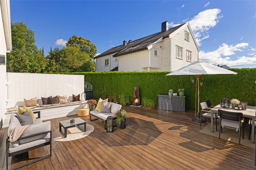 Den store plattingen gir rom for å møblere i flere seksjoner. 