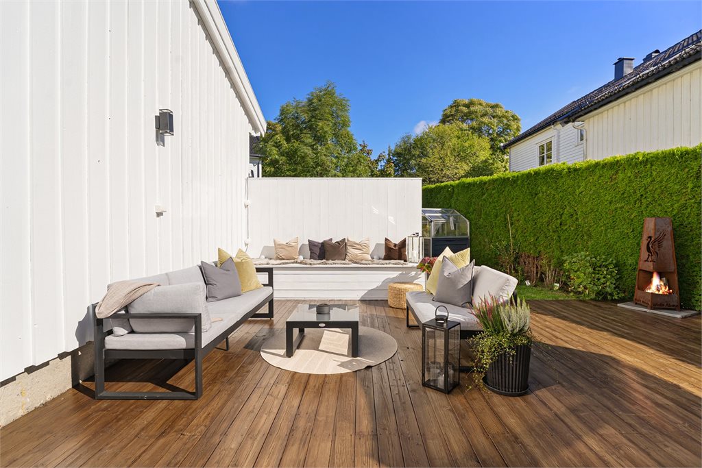 Det er god plass til flere sittegrupper, solsenger eller kanskje et utekjøkken? - her er det mange muligheter. 