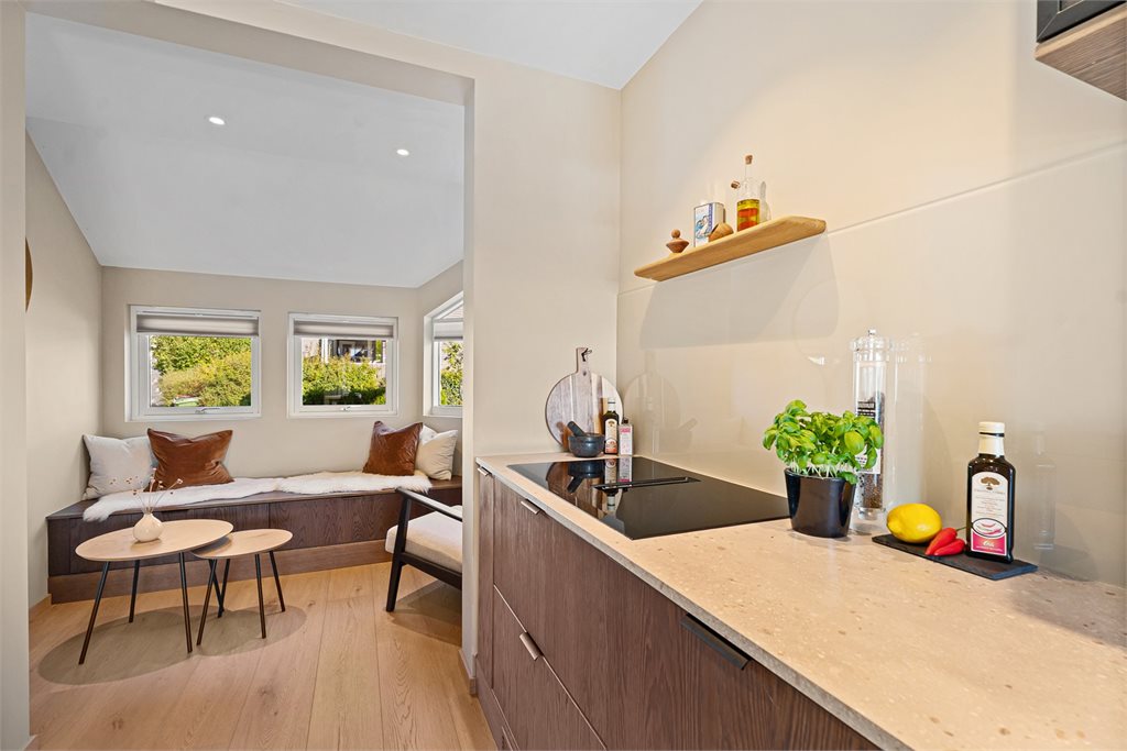 Innerst på kjøkkenet finner du en koselig spisekrok - perfekt for frokost! 