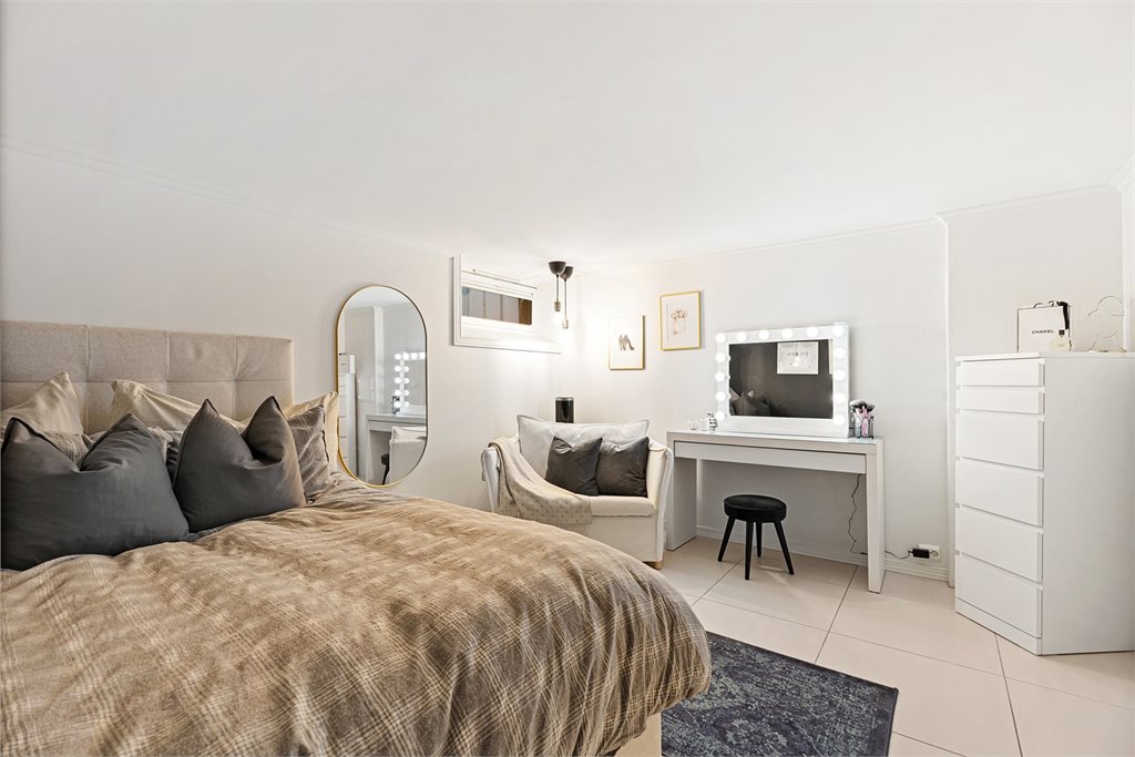 I underetasje er det innredet med soverom (ikke godkjent).