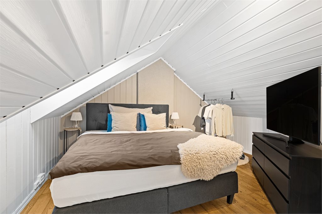 Loftet er i dag innredet som soverom (ikke godkjent)