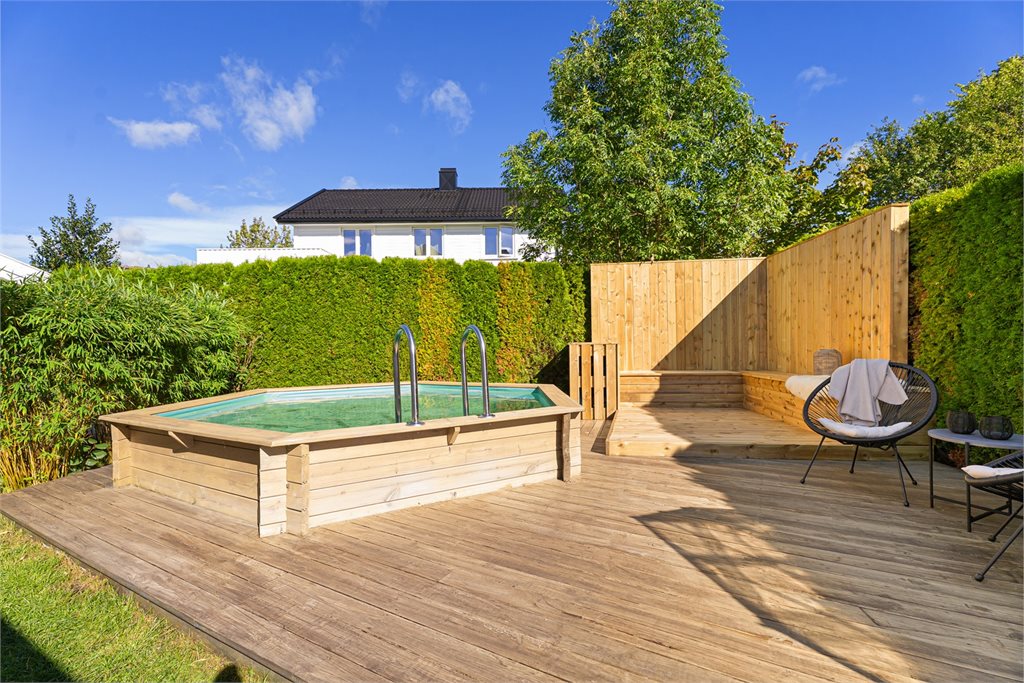 Hagen er flott rammet inn med grønn hekk, her kan du nyte fantastiske solforhold helt privat! 