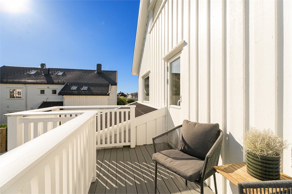 Fra samme etasje er det utgang til en solrik balkong.