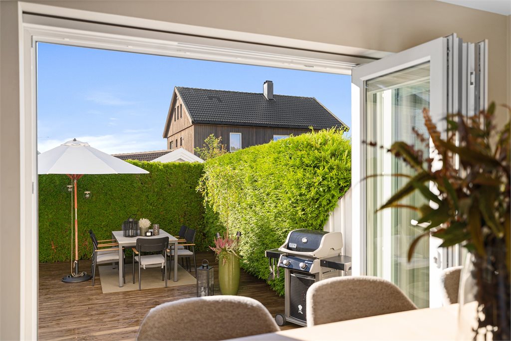 Fra spisestuen har du store skyvedører som tar deg videre til den fantastiske uteplassen. 