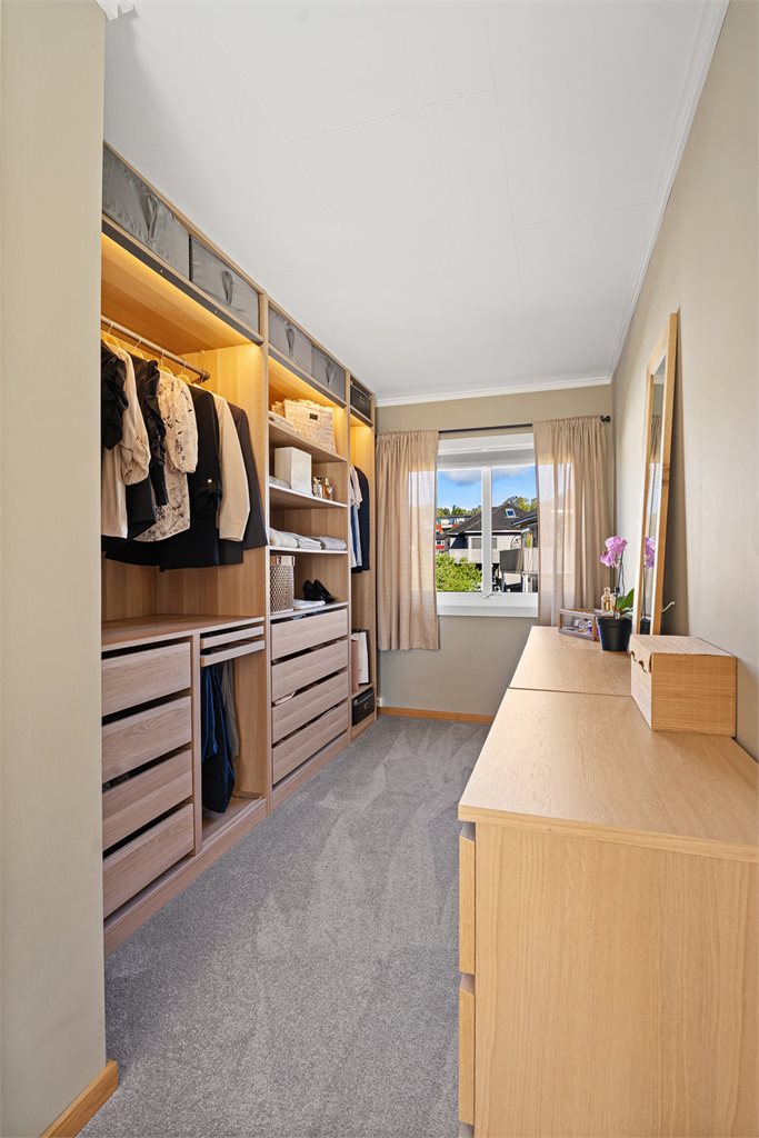 På hovedsoverommet er det bygget en romslig walk-in. Dette var opprinnelig soverom 3 i denne etasje, som kan tilbakeføres om ønskelig. 