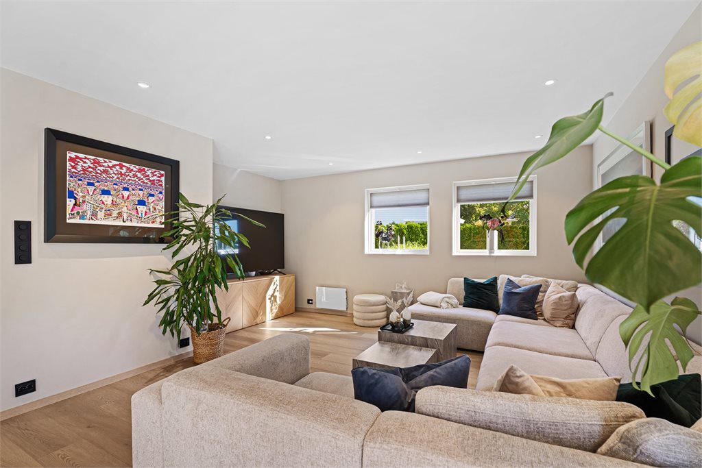 Her har du god plass til en romslig sofagruppe og tv. 