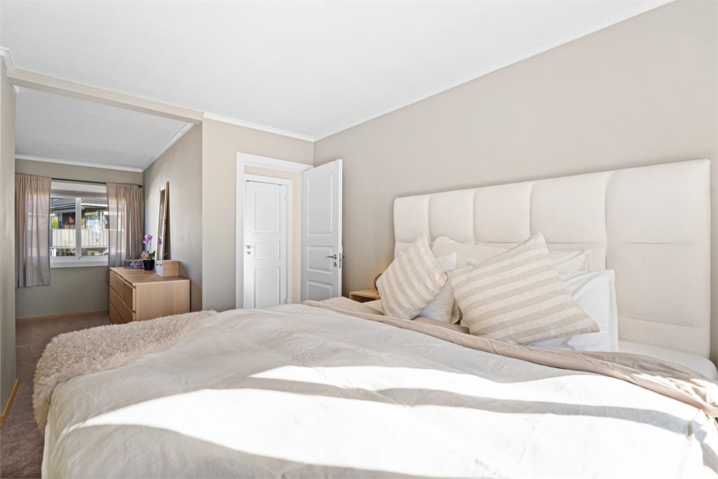 Malt i en behagelig farge med vinduer i begge ender som skaper en god romfølelse. 