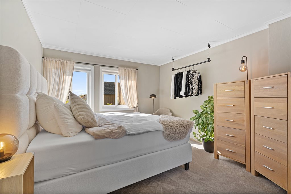 Her finner vi 2 soverom. Hovedsoverommet er av meget god størrelse.