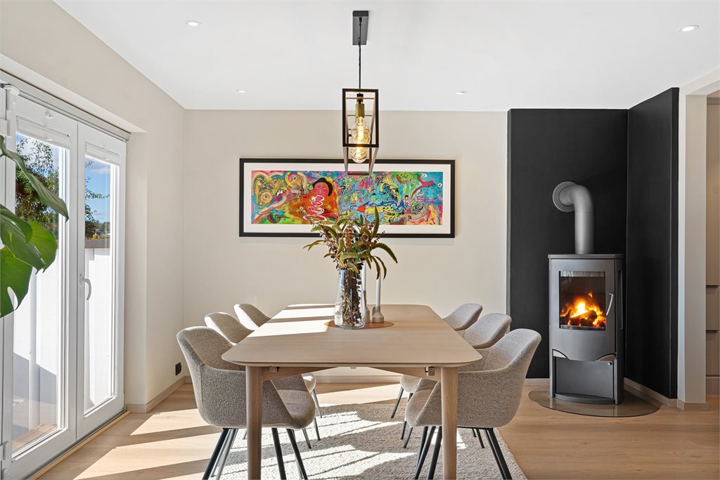 Peisen varmer godt i kalde måneder, samtidig skaper dette en koselig stemning i rommet på kveldstid. 